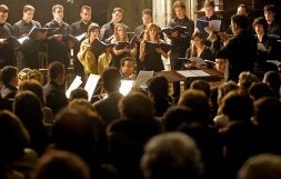 El coro luanquino, durante una actuación en el ovetense Teatro Campoamor. / MARIO ROJAS