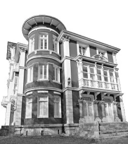 La Casa Roja se erige hoy tan espectacular como antaño en el barrio de El Redondo de la capital del concejo de Ribadedeva./ NEL ACEBAL Eduardo Sánchez Escalante con su mujer, Teresa y su bebé.