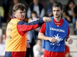 El nuevo entrenador de Osasuna da instrucciones a sus futbolistas en el entrenamiento de ayer, celebrado en Tajonar, ante la atenta mirada de Javier Portillo. / EFE