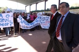 El alcalde, José Antonio García, acompañado por el senador, José Antonio Alonso, pasean frente a las pancartas. / SUSANA SAN MARTÍN