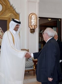 Vicente Álvarez Areces y Sheikn Tamim se saludan al inicio de la reunión que mantuvieron ayer en Doha. / EFE