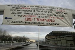 Pancarta colgada en el puente del Piles por los trabajadores de la Cámara. / P. CITOULA