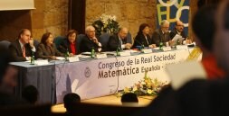 La mesa inaugural del Congreso de la Real Sociedad Matemática, presidida por Vicente Álvarez Areces y Vicente Gotor, flanqueados por Otila Mo y Olga Gil. / MARIO ROJAS