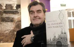 Fermín Bocos, ayer, en la librería Cervantes de Oviedo. / JESÚS DÍAZ