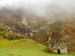 Vista de los viejos corrales de Nario, cerca Llamea. / CARMEN PIÑÁN