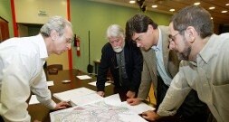 Jesús Morales, Luis Felipe Teixidor, Pedro Sanjurjo y Ovidio Blanco observan los primeros planos del PGOU, en el mes de octubre de 2003. / J. BILBAO
