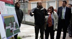 Gallego y Martínez reciben explicaciones sobre el proyecto del parque. / VICTORIA FERNÁNDEZ