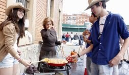 Un momento del concurso de paellas en el patio de la Inmaculada. / VICTORIA FERNÁNDEZ