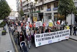 Los docentes marchan por el centro de Oviedo hasta desembocar en la sede de la Presidencia del Principado. / JESÚS DÍAZ