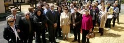 Los antiguos alumnos del Orfanato Minero y sus invitados, junto al profesor homenajeado, Audilio González, en el centro. / MARIO ROJAS