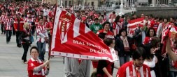 Un momento de la marcha popular de apoyo al Sporting a su paso por El Muro. Los aficionados acudieron en masa a la llamada rojiblanca./ L. SEVILLA