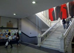 Varios estudiantes recorren el interior de la facultad, en Oviedo. / E. C.