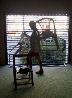 Uno de los jóvenes traslada un par de sillas. / PIÑA