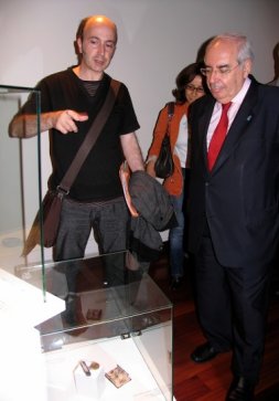 El artista explica sus obras al presidente del Principado, Vicente Álvarez Areces, que inauguró la exposición el viernes./ B. R. P.