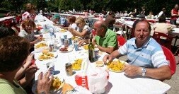 Asistentes a la multitudinaria arrozada celebrada ayer en el Polígono de La Magdalena. / TANIA