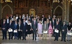 Los Príncipes de Asturias, en el centro, rodeados de todos los galardonados con los premios nacionales de este año. / EFE