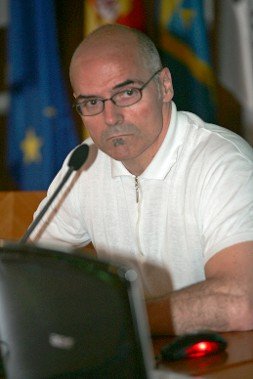 . José García Montalvo durante su charla./ RAFA GONZÁLEZ