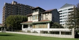 La antigua Casa de Ejercicios Espirituales Santa Eulalia, en El Bibio, está ubicada en la carretera de Villaviciosa. / P. CITOULA