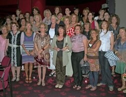 Las empresarias asturianas que pertenecen a la Asociación Empresa Mujer (ASEM) compartieron velada y cena de verano en la sala Acapulco del Casino. /  E. C.