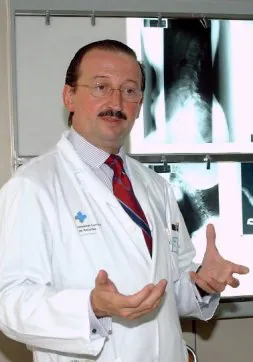 Alejandro Braña, jefe del Servicio de Cirugía Ortopédica y Traumatología del Hospital Central. / JESÚS DÍAZ