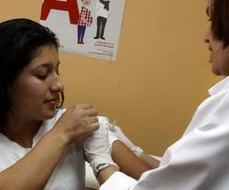 Una embarazada se vacuna contra la gripe A. ::                             E. C.