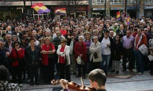 Centenares de personas participan en un acto de apoyo a Garzón