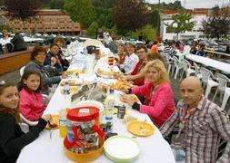 Participantes en la comida popular del concejo, ayer en el parque Europa de Las Vegas. ::                             MARIETA