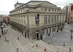 El teatro Campoamor, que cumplirá 120 años de historia en 2011. :: MARIO ROJAS