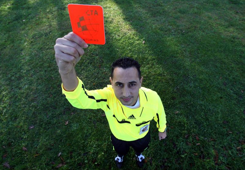 Pablo Nanclares, en El Requexón, antes de pitar el Oviedo - Pabellón del pasado sábado. :: ÁLEX PIÑA