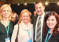 Laura Sampedro, Mercedes Fernández, Mariano Rajoy y Camen Maniega, ayer por la tarde en el congreso del PP. ::                             PP