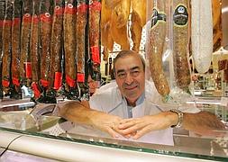 Benigno, en su carnicería. ::                             J. PAÑEDA