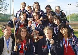 La plantilla del Biesca, con el entrenador Fernando Sierra, posa con el trofeo que la acredita como campeona de Europa. ::                             E. C.