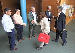 La gerente del Sespa, Celia Gómez, saluda al secretario general del Simpa, Antonio Matador, en compañia de otros miembros del Sindicato Médico. La reunión se celebró fuera del Sespa, donde otros sindicatos del sector mantienen 22 días de encierro. ::                             MARIO ROJAS