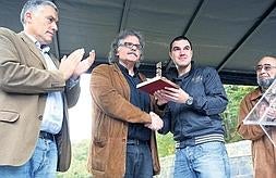 Joan Tardà, diputado de ERC, recibe el galardón Pozu Fortuna por defender la memoria histórica. ::                             PARDO