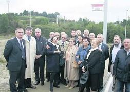 Familiares del homenajeado, con un grupo de amigos y exalumnos de la Universidad Laboral. ::                             SEVILLA