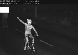 Un radar 'pilla' a un ciclista desnudo que excedía la velocidad y saludaba a la cámara