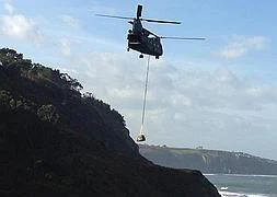 Un helicóptero militar rescata el fósil de dinosaurio más grande hallado en Asturias