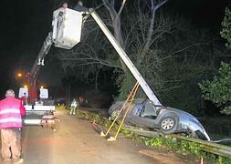 Estado en el que quedó el vehículo accidentado en el que viajaba Alejandro Álvarez Calzón, en la parroquia de Fontaciera. ::                             PALOMA UCHA