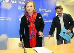 Mercedes Fernández y Matías Rodríguez Feito, ayer, en la sede regional del PP en Oviedo. ::                             JESÚS DÍAZ