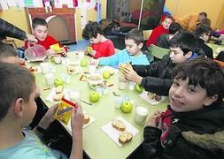 Alumnos de cuarto de Primaria del Poeta Juan Ochoa durante el desayuno. ::                             MARIETA