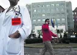 Un médico del HUCA con la pegatina de protesta durante el pasado conflicto. ::                             MARIO ROJAS