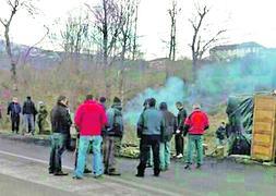 Un piquete de trabajadores, ayer, en las inmediaciones de la explotación minera. ::                             E. C.