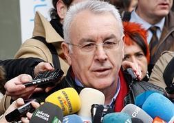 "Sería injusto cesar a Ángel González por un asunto de prevaricación que no es corrupción", dice Cayo Lara