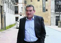 Manuel Orviz, a su llegada a la sede de IU. ::                             JESÚS DÍAZ