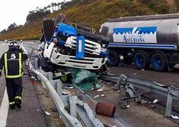 Un camionero resulta herido tras volcar su vehículo en Valdés