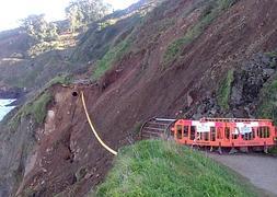 Dos argayos dejan Candás sin saneamiento y gas natural y obligan a desalojar a seis personas
