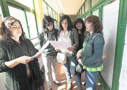 Madres de alumnos de varios centros públicos, en el colegio Marcos del Torniello. ::                             MARIETA