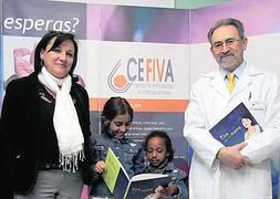 Rosa Maestro, autora del cuento infantil, junto a sus dos hijas, Alba, de 9 años, nacida de una inseminación artificial, y Nabila, de 4, adoptada. Junto a ellas, Pedro de la Fuente, director médico del Cefiva. ::                             M. ROJAS