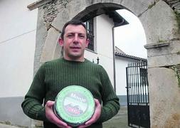 El maestro quesero Juan José Monje con una pieza del Picón a la puerta de la fábrica, en Panes. ::                             G. F. B.