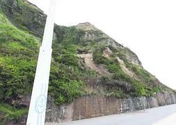 La tierra se acumula sobre la red de protección y amenaza con superarla. ::                             MARIETA